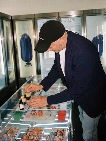 Javier Bonet prepara un cold brew.