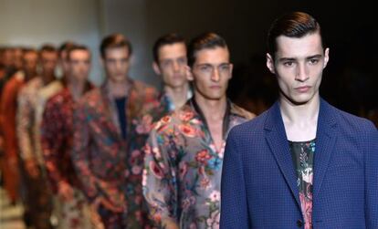 Varios modelos lucen las propuestas de Gucci para la pr&oacute;xima temporada primavera/verano 2014.