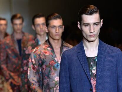 Varios modelos lucen las propuestas de Gucci para la pr&oacute;xima temporada primavera/verano 2014.