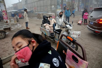 Ciudadanos con mascarillas para evitar la polución, en Shenfang (China).