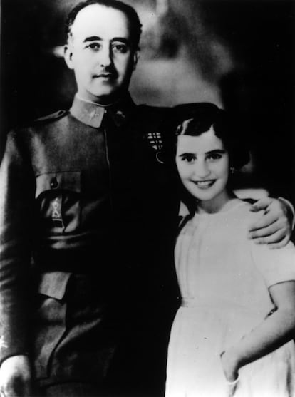 Francisco Franco junto con su hija Carmen, cuando esta tenía 8 años, en 1936.