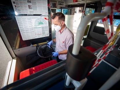 En la imagen, un conductor de la linea V21 de Transportes Metropolitanos de Barcelona.