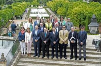 Foto de familia de los asistentes a la Asamblea General del Grupo de Ciudades del Patrimonio Mundial de España celebrada en Córdoba y que se ha clausurado hoy.
