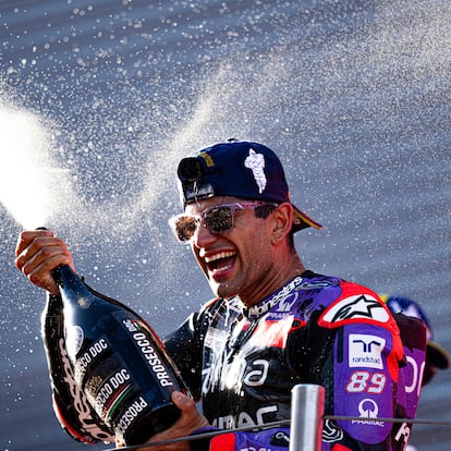 MONTMELÓ (BARCELONA), 17/11/2024.- El español Jorge Martín celebra tras su conquista del Campeonato del Mundo al quedar tercero en el Gran Premio Barcelona Solidaridad de MotoGP celebrado en el circuito de Montmeló, este domingo. EFE/ Siu Wu
