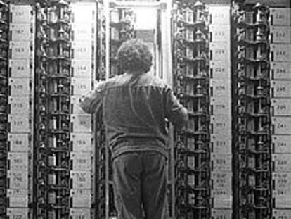 Un operario, trabajando en una central de Telefónica.