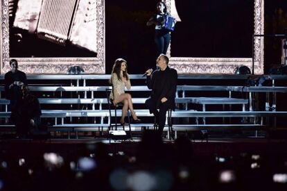 Miguel Bosé y Paty Cantú durante su concierto en el Zócalo de la CDMX.