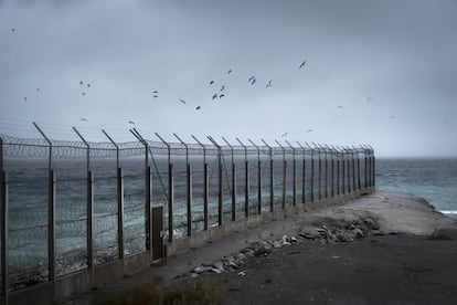 La valla de Ceuta tiene 8,4 kilómetros de extensión y una altura de seis metros. Su único punto débil es la zona de Benzú, donde se adentra en el mar.