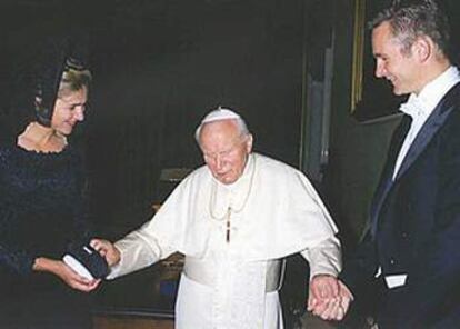 El Papa posa junto a los Duques de Palma, la Infanta Cristina y su marido Iñaki Urdangarín, a los que recibió el 15 de junio de 1998 en audiencia privada en la Biblioteca pontificia del Vaticano.Urdangarín, como Lady Di, representa el caso de una persona sin sangre azul que ingresa en la realeza, pero la transición, en cambio, ha sido mucho menos traumática. (15-6-98)