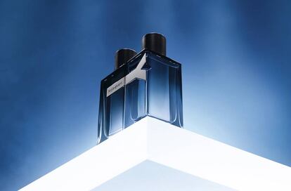 Hay toda una oda a la feliz improvisación en Y Live Eau de Toilette Intense, la nueva incorporación a la familia de fragancias de Yves Saint Laurent.