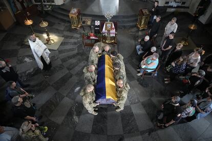 Familiares de Valentyn Zvyryk, un soldado ucranio caído en la región de Kharkiv, asisten a su funeral este jueves.  