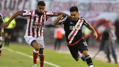 Brítez y el "Pity" Martínez disputan un balón en el Estadio Monumental.