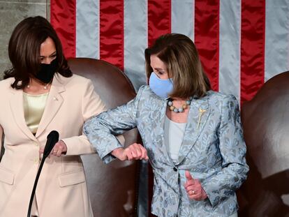 Kamala Harris, vicepresidenta de EE UU, saluda a Nancy Pelosi, presidenta de la Cámara de Representantes, este miércoles.