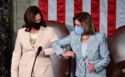 Kamala Harris, vicepresidenta de EE UU, saluda a Nancy Pelosi, presidenta de la Cámara de Representantes, este miércoles.