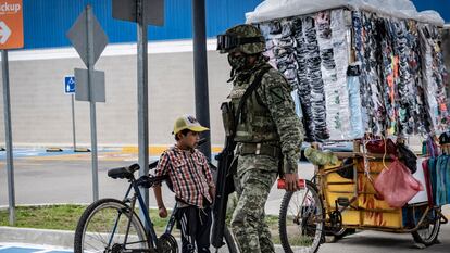 Militarización en México: un elemento del Ejército patrulla por San Cristóbal de las Casas, Chiapas