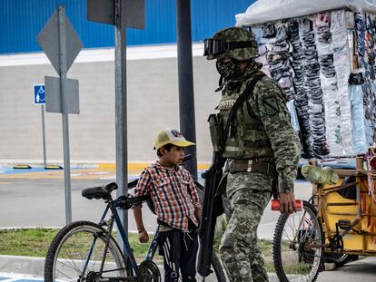 Militarización en México: un elemento del Ejército patrulla por San Cristóbal de las Casas, Chiapas