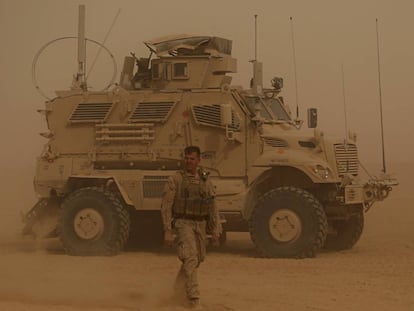 Marines de EE UU durante una tormenta de arena en la frontera de Irak con Siria.