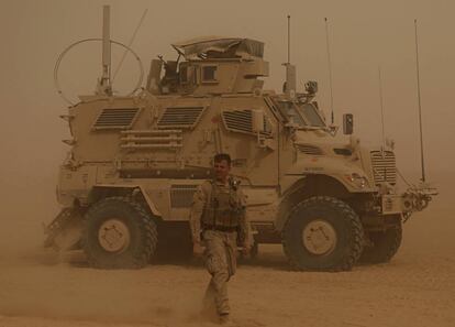 Marines de EE UU durante una tormenta de arena en la frontera de Irak con Siria.