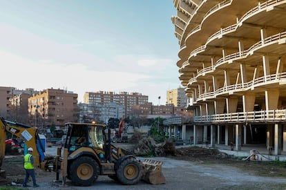 Vista general de las obras retomadas este viernes en el Nou Mestalla.