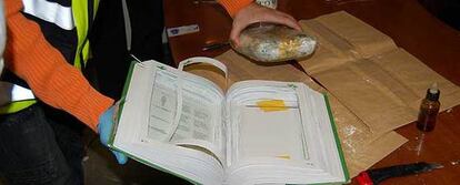Un paquete de cocaína escondido en un libro enviado de Bolivia.