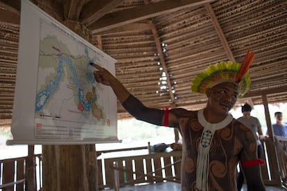 Un líder del pueblo yudjá señala la ubicación de la central eléctrica de Belo Monte.