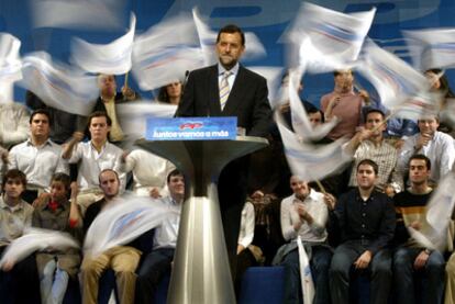Mariano Rajoy, durante un mitin en Bilbao antes de las elecciones generales de 2004.