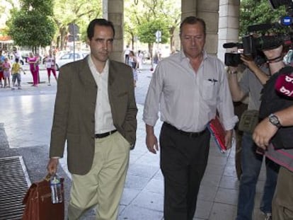 Crist&oacute;bal Cantos (izquierda), en los juzgados de Sevilla para declarar por el caso Invercaria.