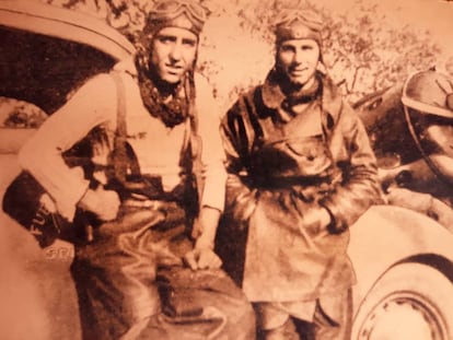 Miguel Ángel Sanz Bocos, 'Vallecas' (izquierda), junto al aviador Salvador Artigas en 1938.