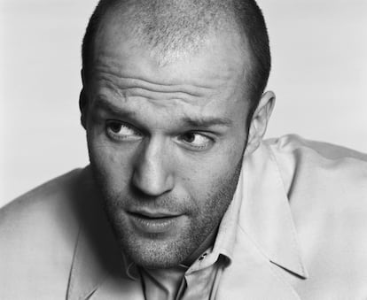 El actor Jason Statham posa para un retrato publicitario en Londres en el verano de 2001.