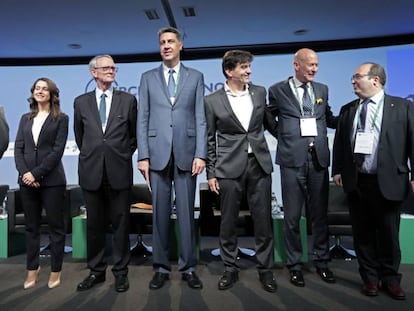 Anton Costas (tercero por la izquierda) con los líderes políticos. 