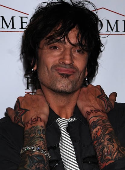 El (otra vez) novio de Pamela Anderson Tommy Lee quiere que Johnny Depp lo interprete en una película. Lee, batería de Mötley Crüe, está en conversaciones para hacer una película de su historia y de la de la legendaria banda de rock, y piensa que el mejor actor para encarnarle a él sería Depp. "Eligiría a Johnny Depp para que haga de mí. Es el mejor de todos los tiempos". Pero el ex marido de Pamela Anderson, con quien acaba de volver, aún no ha hablado con el actor. "Todavía estamos trabajando en ello. Estamos intentando encontrar a los productores y director y esas cosas", comenta el rockero de 45 años.