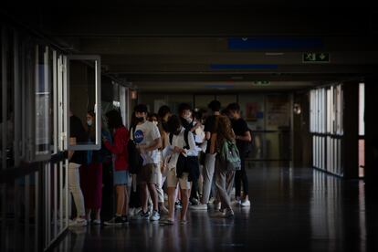 Un grupo de alumnos, antes de realizar un examen de Selectividad en Barcelona en 2021.