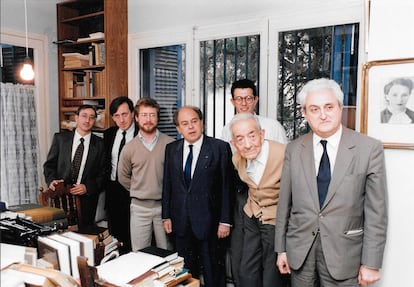 Visita de Jordi Pujol, president de la Generalitat de Catalunya, a Joan Coromines, el 25 de maig del 1992. D’esquerra a dreta, Xavier Terrado, Max Cahner, Philip D. Rasico, Jordi Pujol, Joan Coromines, Joan Ferrer i Albert Manent.