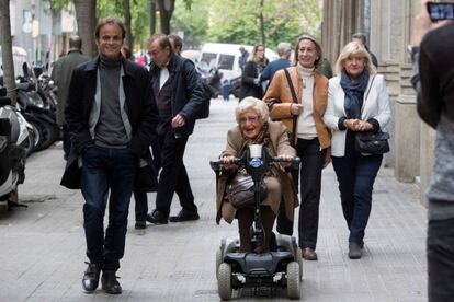 El cap de llista d'En Com Podem, Jaume Asens, acompanya la seva via de 102 anys a votar.