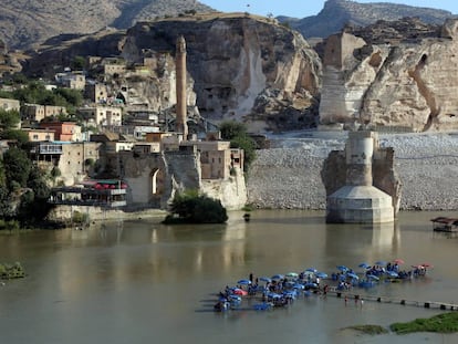 Los restos del puente de Hasankeyf cubiertos de cemento, así como la ladera del castillo para evitar su erosión durante la inundación de la presa de Ilisu.