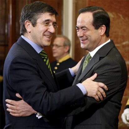 El presidente del Congreso, José Bono, saluda al 'lehendakari' en el XXXI aniversario de la Constitución.