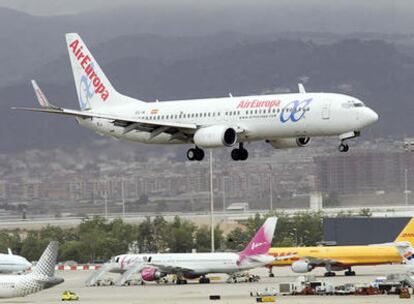 Un avión de Air Europa, tomando tierra en El Prat (Barcelona)