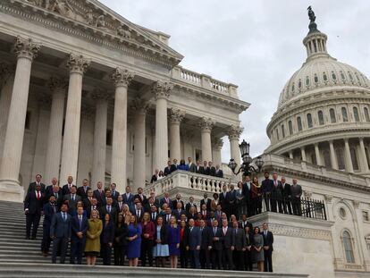 Los nuevos miembros de la Cámara de Representantes posan ante el Capitolio este miércoles en Washington.