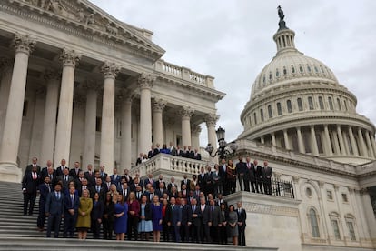 Los nuevos miembros de la Cámara de Representantes posan ante el Capitolio este miércoles en Washington.