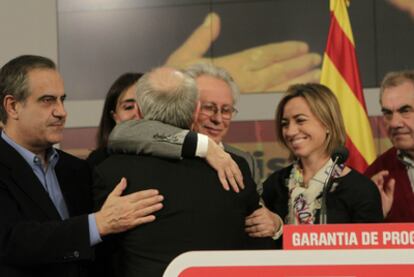 José Montilla (de espaldas) abraza a Isidre Molas ante Corbacho y la ministra de Defensa, Carme Chacón, en la sede del PSC.
Iceta se limpia los restos de un huevo lanzado contra él.