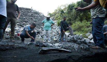 Busca de restos no aterro de Cocula.