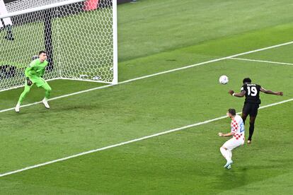 Alphonso Davies (derecha) anotando de cabeza el primer gol de Canadá en el partido. 