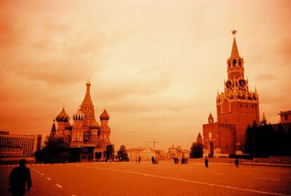 La Plaza Roja de Moscú (Rusia), con la catedral de San Basilio (izquierda) y la torre Spásskaya (derecha).