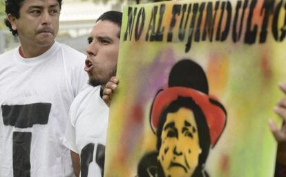 Un grupo de defensores de los derechos humanos y familiares de desaparecidos protesta en Lima contra un eventual indulto al expresidente Alberto Fujimori.