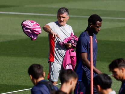 Mendilibar reparte petos en el entrenamiento de ayer del Sevilla.