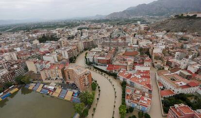Orihuela (Alicante), con el río Segura desbordado.