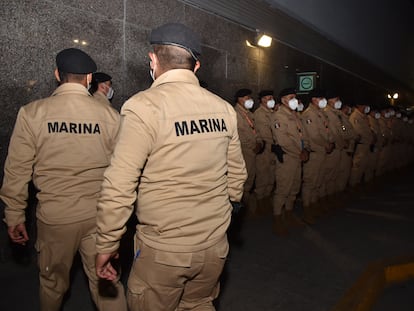 Elementos de la Secretaría de Marina vigilan las instalaciones del Aeropuerto Internacional de la Ciudad de México.