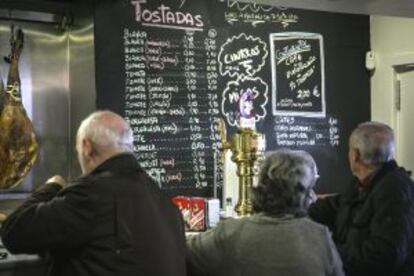 Letrero con precios bajo mínimos en un bar del centro de Badajoz.