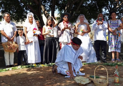 Originariamente la ceremonia "Cásate con un árbol" comenzó como un ritual iniciado por la organización Bedani para dar gracias a la madre tierra, y posteriormente se convirtió en una boda simbólica basada en las costumbres de la tradición Inca, en la que hombres y mujeres simbólicamente 'contraen matrimonio' con un árbol.