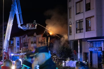 Equipos de emergencias trabajan para sofocar el incendio.