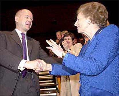 El líder conservador William Hague saluda a Thatcher después de su intervención, ayer en Plymouth.